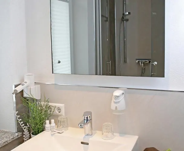 אורחן Goldener Schluessel Mit Gaestehaus Sina 2*